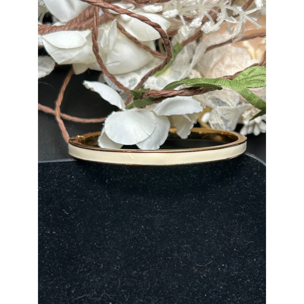 Vintage Kate Spade New York White Enamel Gold Tone Hinged Bangle‎ Bracelet - Picture 3 of 6